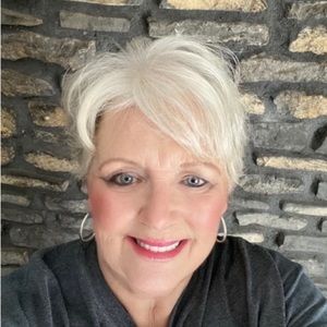 Meet your Posher, Debbie